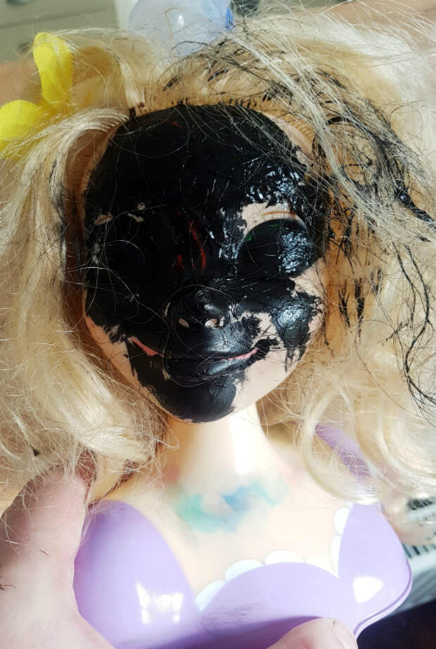 По мнению Novate.ru, это просто модная нынче «черная маска». | Фото: Reddit.