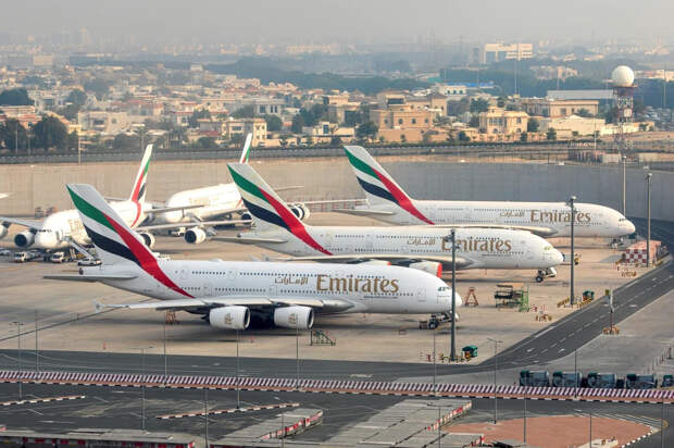 Из ОАЭ приходят тревожные новости — взрывы слышны в Дубае, в том числе в районе Дубай-марины, в Абу-Даби, в том числе в районе аэропорта. Небо над Эмиратами закрыто частично. Фото: Collab Media/Shutterstock/Fotodom