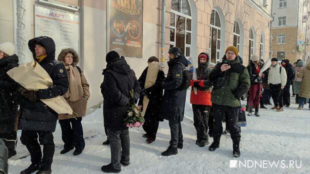 Люди сплошным потоком идут в «Коляда-театр». Время прощания с драматургом продлили