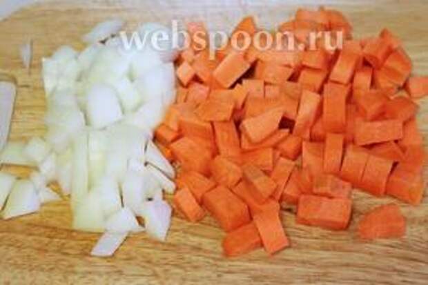 Порезать кубиками морковь и лук.