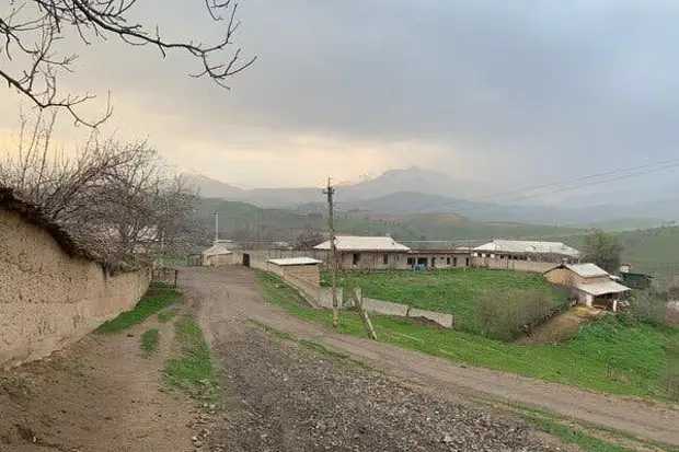 Вид на Лойоб, Таджикистан, из дома подозреваемого в теракте. Таджикистан входит в число беднейших стран мира, что подогревает недовольство и заставляет миллионы рабочих искать лучшей жизни за границей