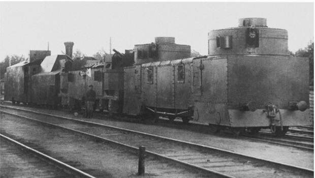 На фото бронепоезд № 12 имени Троцкого с бронеплощадкой брянского типа на переднем плане, 1920-й год. Скорее всего, бронепоезда описанного в заметке полка выглядели похоже.