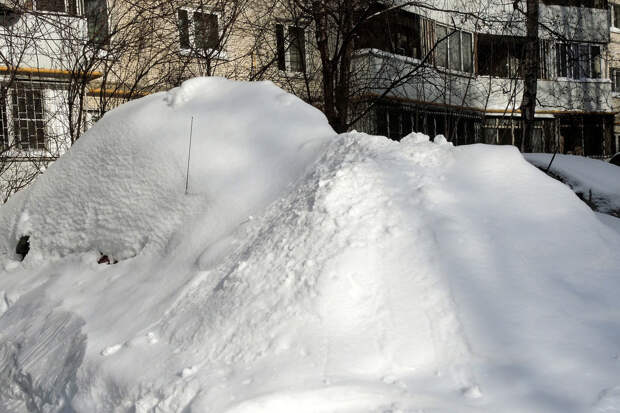 На видео сняли медика, ползущего по сугробам в росийском регионе