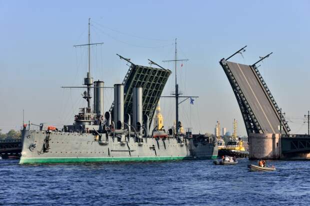 Крейсер «Аврора» вернулся в ряды ВМФ России