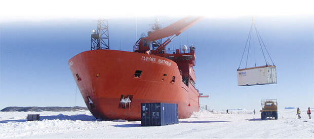 Разгрузка австралийского ледокола Aurora Australis