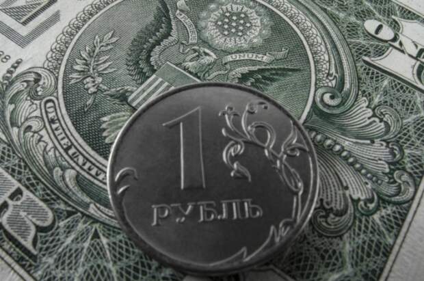 Курс доллара на Мосбирже опустился ниже 93 рублей впервые с 10 апреля