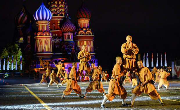 Монахи Шаолиньского монастыря (Китай) на открытии международного военно-музыкального фестиваля "Спасская башня" на Красной площади в Москве