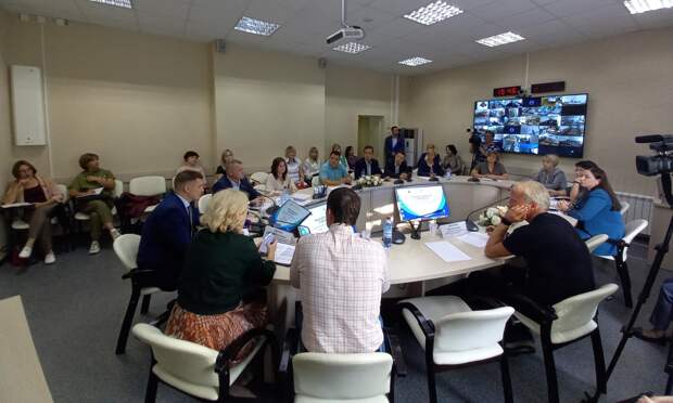 В Архангельске представители власти, директора и родители собрались за круглым столом, чтобы обсудить капремонты школ
