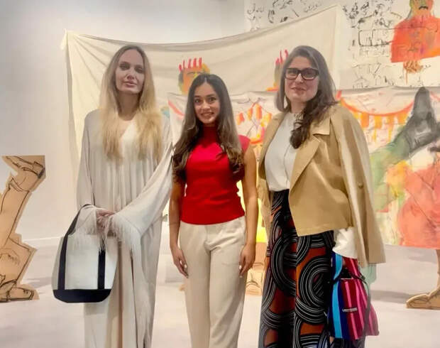 Актриса Анджелина Джоли пришла на ярмарку в платье с вырезом и бахромой