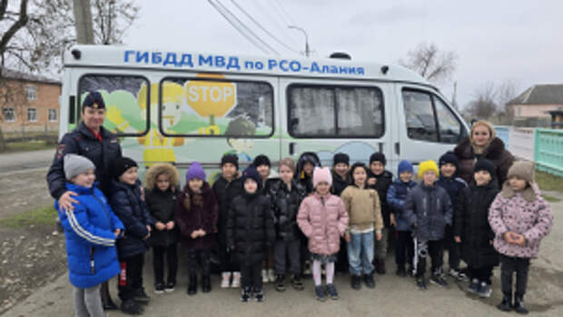 В Ардонском районе Северной Осетии сотрудники Госавтоинспекции провели для воспитанников детского сада занятие «Правильный пешеход»