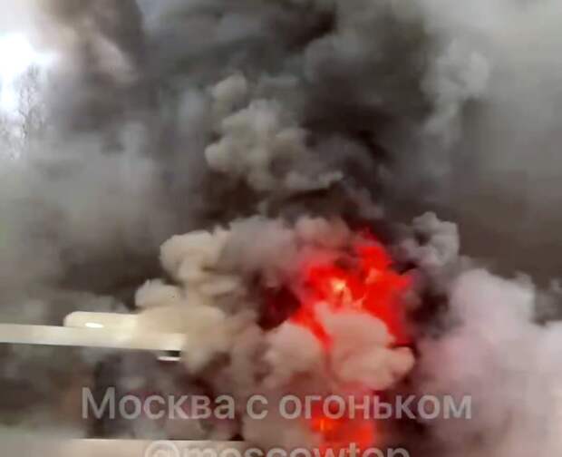 На МКАД движение затруднено из-за воспламенившегося автобуса