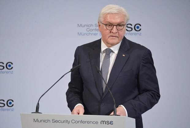 Президент Германии Франк-Вальтер Штайнмайер по прилете в Катар ожидал около получаса прибытия встречающих его официальных лиц.