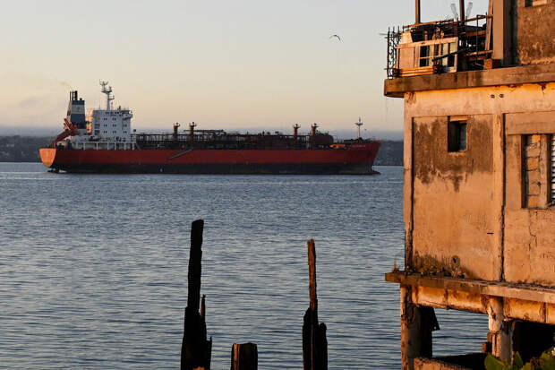 Минюст США пообещал преследовать всех, кто покупает и продает иранскую нефть