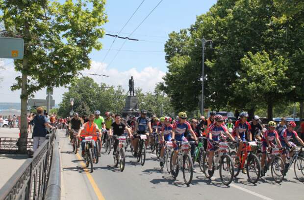 Тысячная велоколонна прокатилась по центру Севастополя 24