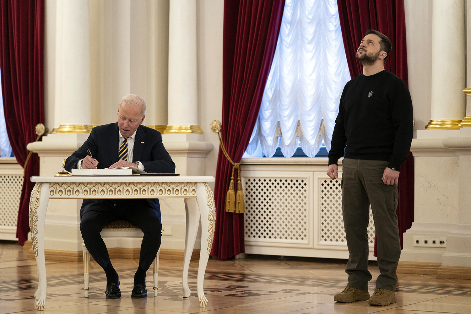 Мимика Зеленского при визите Байдена в Киев: впал в экстаз. Источник: Global Look Press, AP. Мимика Зеленского при визите Байдена в Киев: впал в экстаз. Источник: Global Look Press, AP.