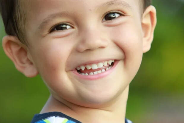 Дыхание через рот, большая щель между зубами: какие симптомы могут говорить о том, что ребенка нужно срочно показать ортодонту