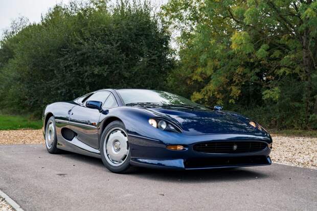 Один из самых красивых автомобилей Jaguar XJ220 1993 года