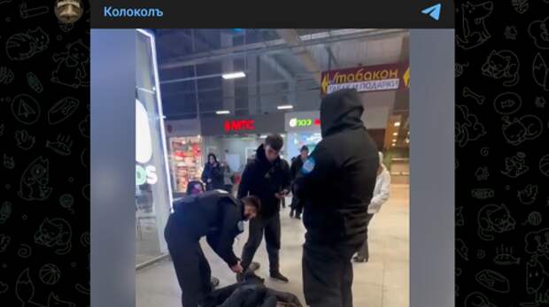 ТЦ строгого режима: мигранты-охранники поставили на колени русского школьника