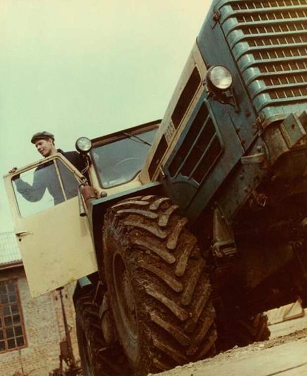 Трактористы в СССР были почитаемыми людьми. СССР, 1967 год. Автор фотографии: Бальтерманц Дмитрий Николаевич.