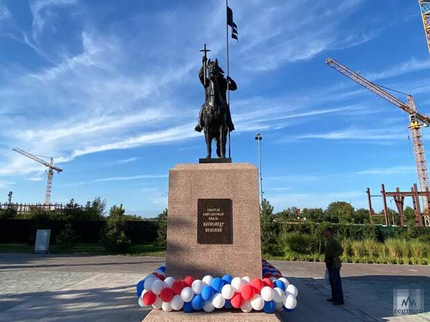 Памятник Александру Невскому в Мариуполе