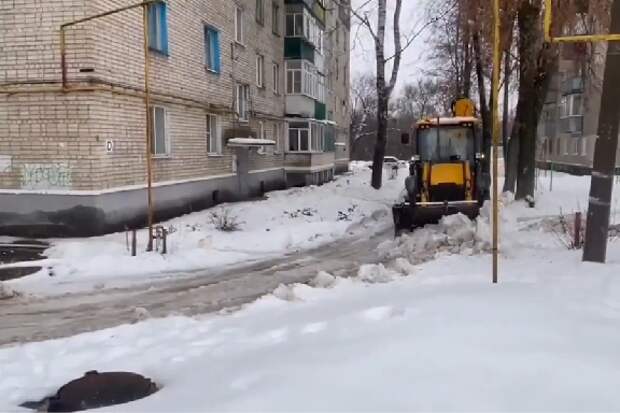 Власти и жители общими усилиями очищают дворы Тамбова от снега