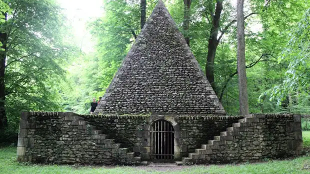 Пирамида, которую бывает сложно найти в парке. Пирамида, которую бывает сложно найти в парке.