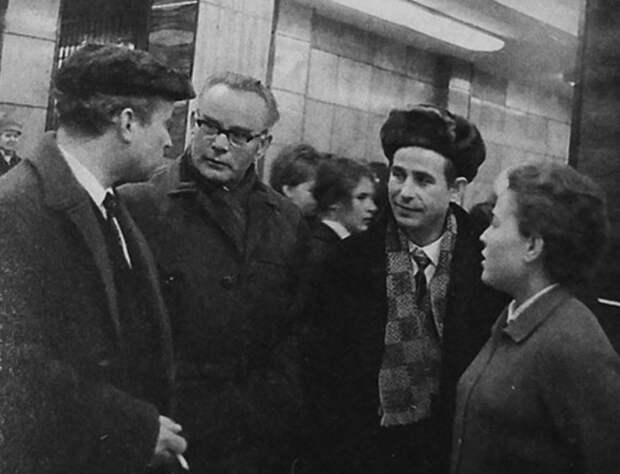 В Доме политпросвещения (Вологда). Слева направо: поэт Александр Романов, заведующий сектором печати обкома партии Василий Невзоров, Николай Рубцов, бухгалтер Вологодской писательской организации Елизавета Дресвянкина