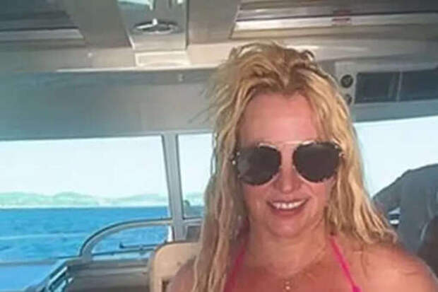«Мне надоел постоянный газлайтинг»: 44-летняя Бритни Спирс травмировала ногу во время опасного трюка