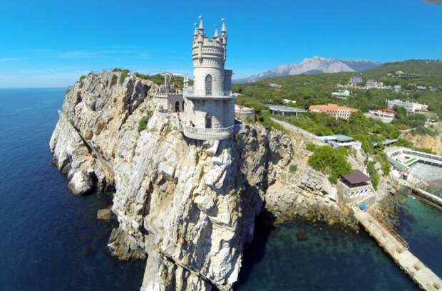 Ласточкино гнездо - готический крымский замок с непростой и драматичной историей