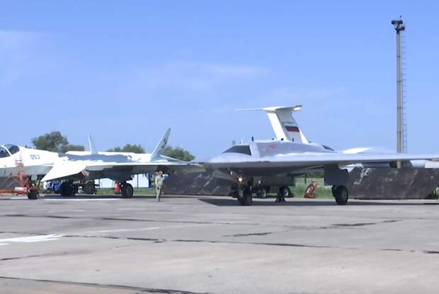 Минобороны представило новый образец БПЛА С-70 «Охотник» Минобороны представило новый образец БПЛА С-70 «Охотник»