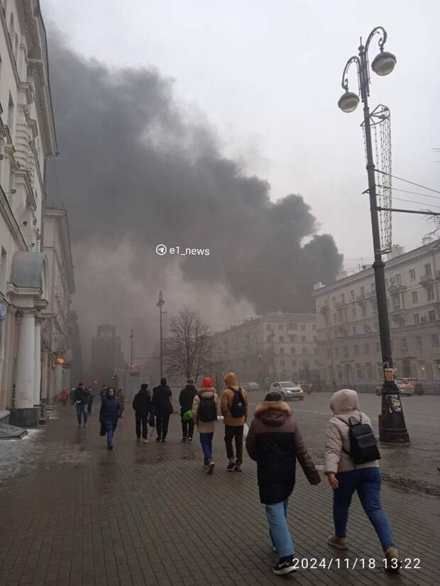 В Екатеринбурге мощный пожар произошёл на крыше одного из медучреждений города – его площадь достигла 200 м. кв. К ликвидации возгорания привлечены 13 единиц спецтехники и 39 человек личного состава, из здания эвакуировались 350 пациентов и медработников. По предварительным данным, никто из них не пострадал. Однако спасатели эвакуировали с крыши одного человека – предположительно, рабочего. Пожар мог возникнуть во время проведения ремонтных работ: там утепляли крышу и работали болгаркой. По словам очевидцев, на верхнем этаже полопались окна.