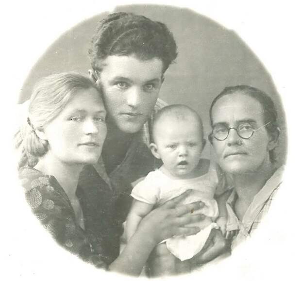 Анна с родителями и бабушкой