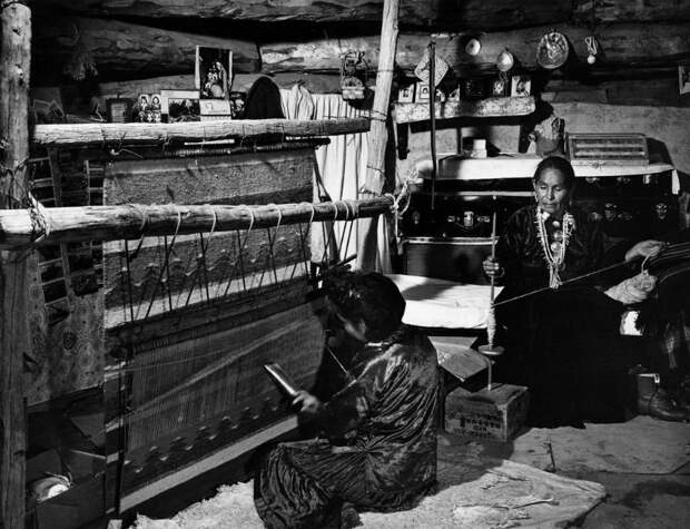 Женщины ткут ковёр. Резервация Навахо, 1948 индейцы, история, навахо, фотография