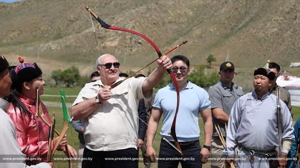 Президент Белоруссии удивил монголов умением стрелять из лука