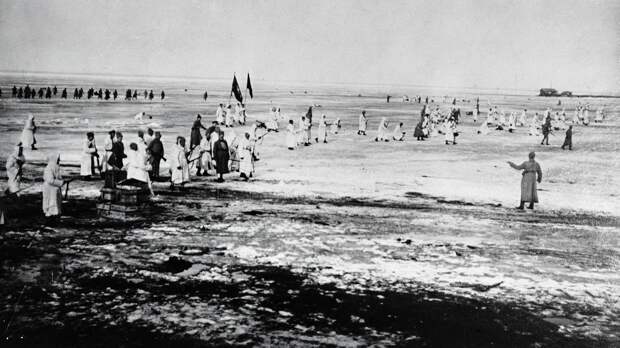 Советские части по льду Финского залива приближаются к Кронштадту( второй штурм)