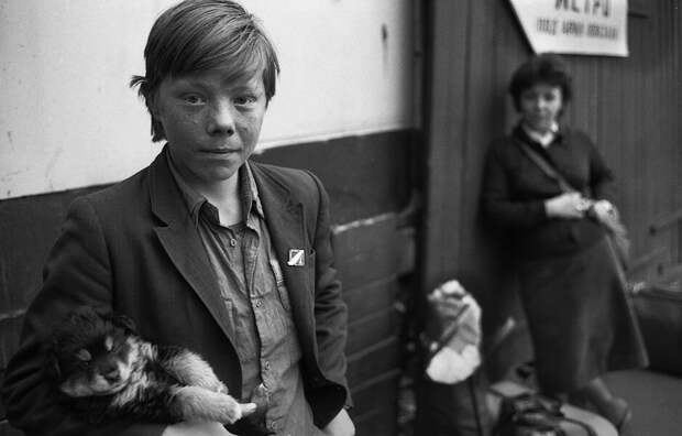 Мальчик с щенком. Александр Бобкин, 15 июля 1987 года, г. Москва, из архива Александра Алексеевича Бобкина. 