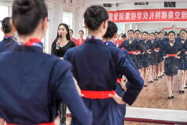 Как китайских стюардесс учат улыбаться, ходить, стоять и сидеть