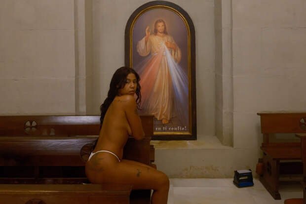 Популярная рэперша обманом снялась голой в церкви