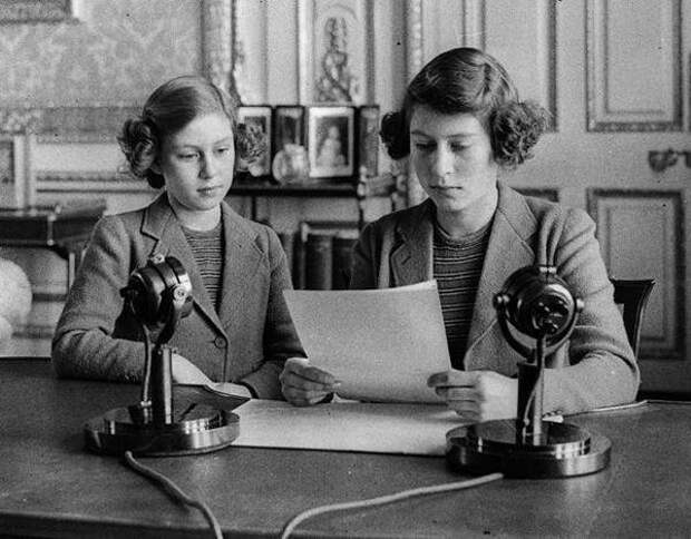Принцессы Елизавета и Маргарет зачитывают обращение к детям Англии. 1940г. история, люди, фото