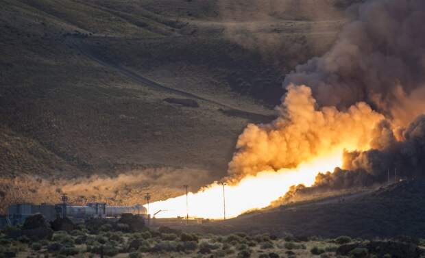 Испытания твердотопливного двигателя QM-2 ускорителя ракеты SLS. ),  2016 год. Испытательный стенд Orbital ATK Propulsion Systems в Промонтори, штат Юта. (В 2018 году Orbital ATK была куплена Northrop Grumman Corporation и вошла в её состав, как специализированное подразделение по двигателям)
