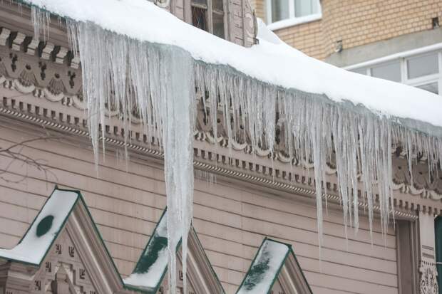 Россиян проинструктировали насчет компенсаций из-за падения наледи