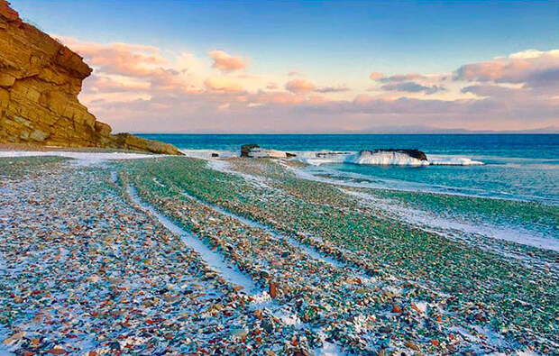 Свалка стекла и фарфора превратилась в один из самых красивых пляжей в мире