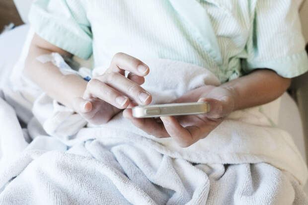 "Известия": в России могут обязать устанавливать ИИ-сервисы на смартфоны