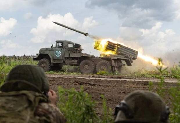 Расчёты реактивной системы залпового огня (РСЗО) «Град». Обложка © ТАСС / Станислав Красильников