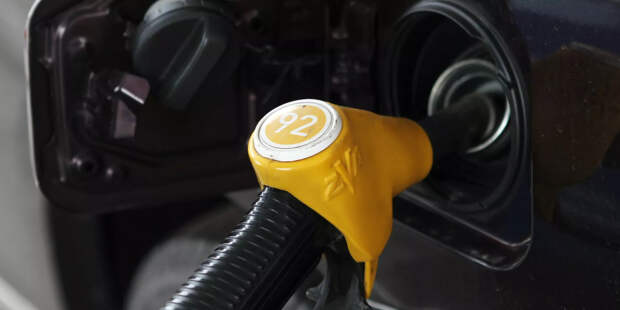 "Вот мы и избавились от вонючей российской нефти". На заправках атмосфера накаляется