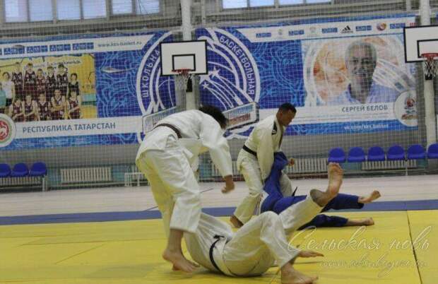 Аксубай укучылары Казанның көрәш осталарыннан дзюдо нигезләренә өйрәнде