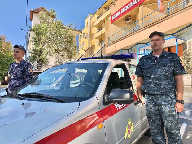 Крымчанка попыталась украсть 8 бутылок спиртного, спрятав их в коляске под младенцем