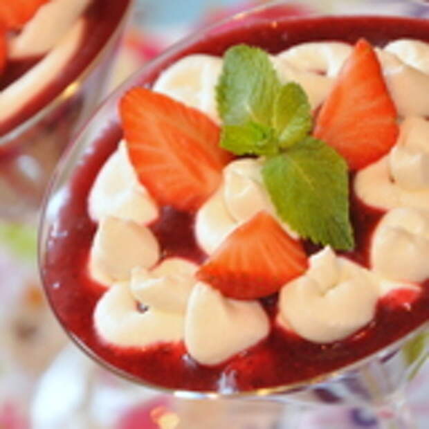 Кофейный десерт с черной смородиной
