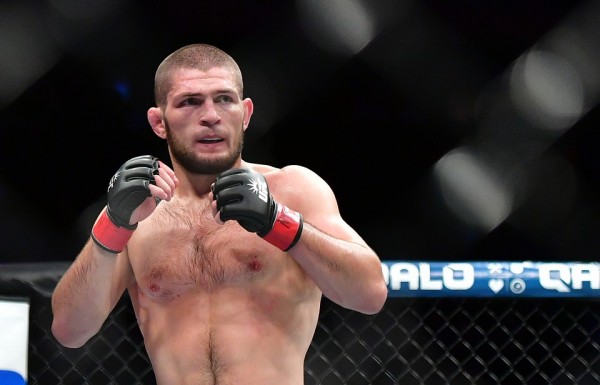 Нурмагомедов расправился с американцем и стал чемпионом UFC (ВИДЕО БОЯ)