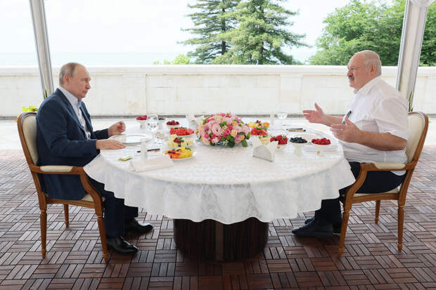 Лукашенко раскрыл рецепт своего салата "Молодость", которым угощал Путина